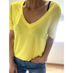 T-shirt uni jaune ( le jaune parait plus clair sur la photo )