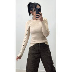 Pull beige boutons