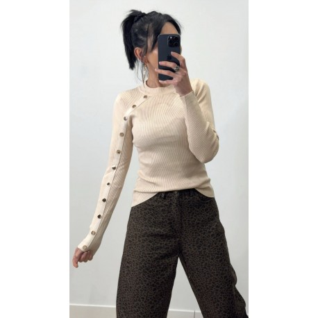 Pull beige boutons