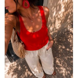 Top rouge liseré argenté